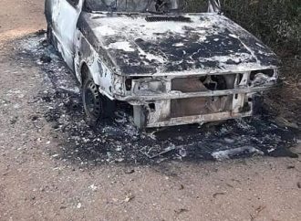 Corpo carbonizado e decapitado é encontrado dentro de Fiat Uno