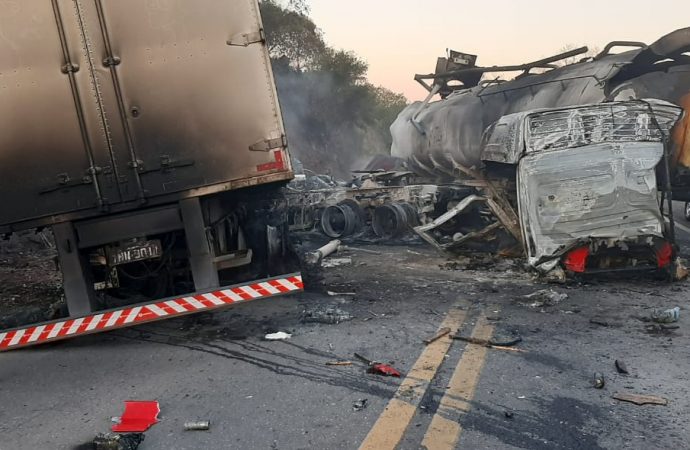 VEJAM O VÍDEO: Acidente entre caminhões tira a vida de caminhoneira da fronteira