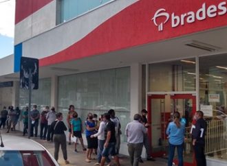 Bancários fazem protesto contra demissões do Bradesco em Canoas