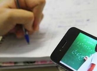 Estudantes carentes recebem mais de 80 telefones celulares retirados de criminosos no Estado.