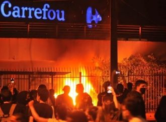 Assassinato de Beto: Protesto no Carrefour termina sob bombas e balas de borracha