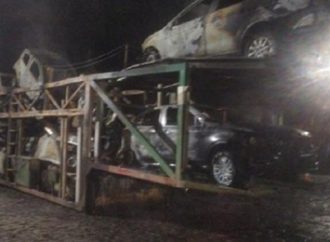 Caminhão-cegonha pega fogo e 11 carros são destruídos no Litoral