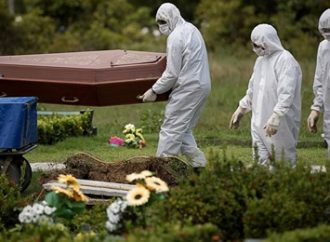 Em dia de protesto contra vacina, Brasil ultrapassa 160 mil mortes por coronavírus.