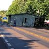 OLHA ESSA: casa que estava sendo transportada cai no meio da rodovia