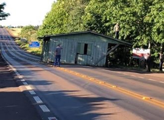 OLHA ESSA: casa que estava sendo transportada cai no meio da rodovia