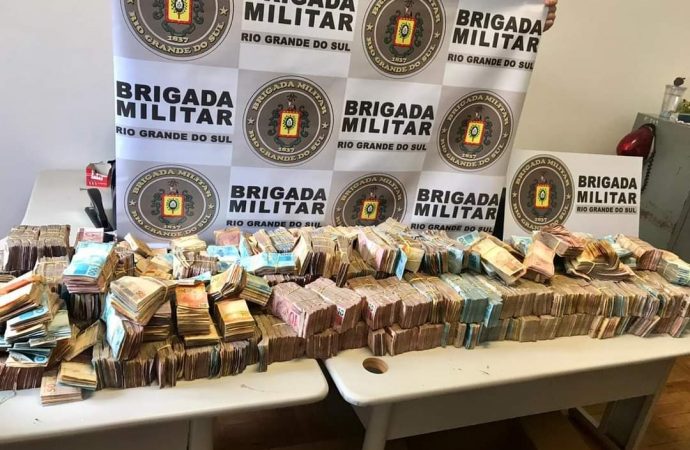 BM apreende grande quantia em dinheiro em veículo que fugiu de abordagem policial