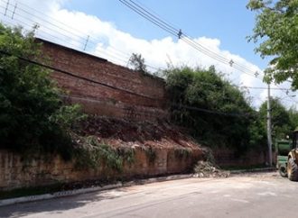 SUSTO: muro de cemitério desaba em Canoas