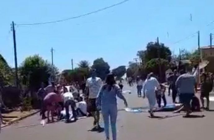 VÍDEO: Desgovernado, carro atropela nove pessoas durante passeata eleitoral.