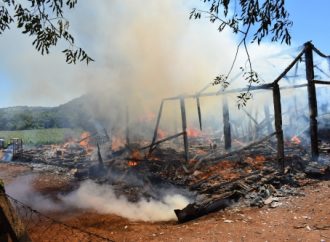 Tragédia: Incêndio consome galpão e proprietário morre