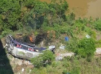 Ônibus cai de viaduto e deixa ao menos 11 mortos na BR-381