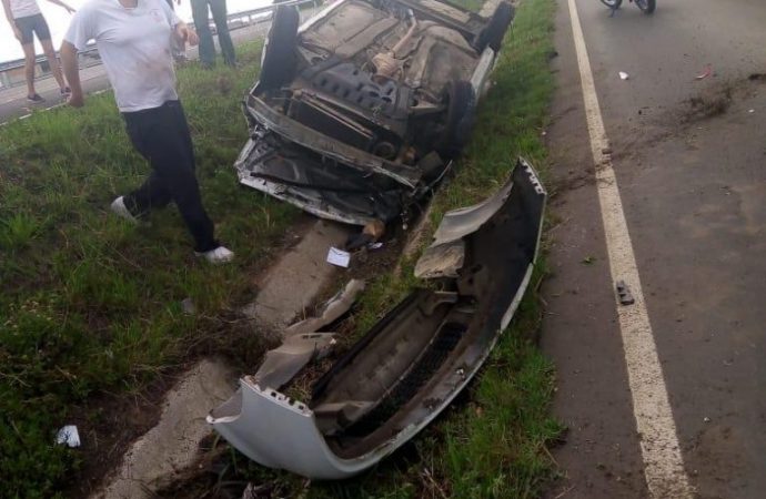 Mulher fica ferida após carro capotar três vezes na ERS-118, em Sapucaia do Sul