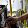 Cobradora de ônibus de Porto Alegre pede mais educação aos passageiros do transporte coletivo.