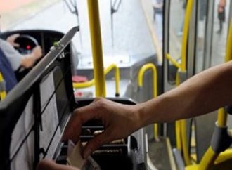 Cobradora de ônibus de Porto Alegre pede mais educação aos passageiros do transporte coletivo.