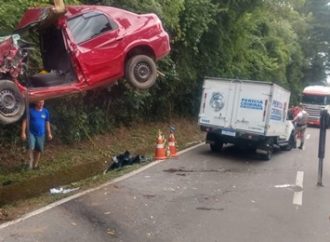 Acidente entre carro e caminhão mata duas pessoas