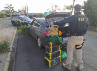 VÍDEO: Após tentar fugir, traficante é preso pela PRF com quase 100 quilos de maconha em São Leopoldo