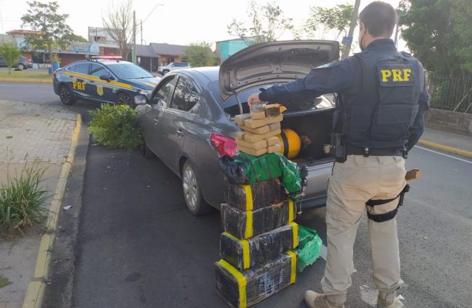 VÍDEO: Após tentar fugir, traficante é preso pela PRF com quase 100 quilos de maconha em São Leopoldo