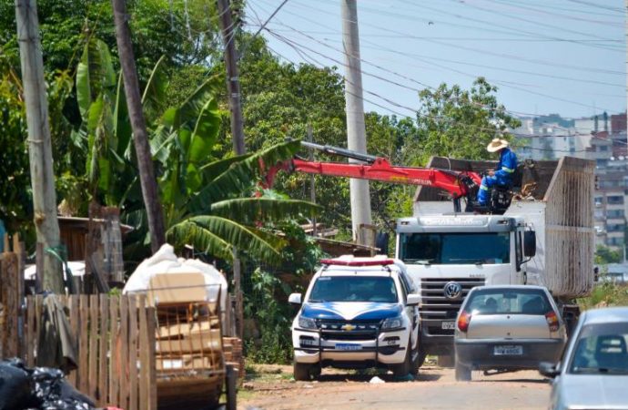 Fiscalização na Vila Dique autua empresas por descarte irregular de lixo