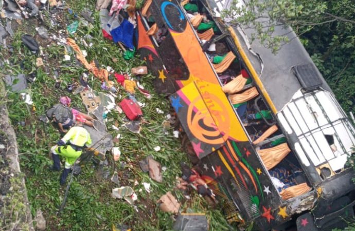 Acidente com ônibus no Paraná deixa 18 mortos até agora