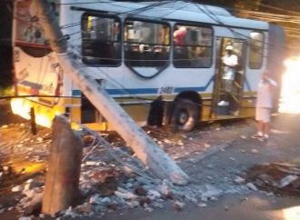 VÍDEO: Acidente com dois ônibus causa congestionamento