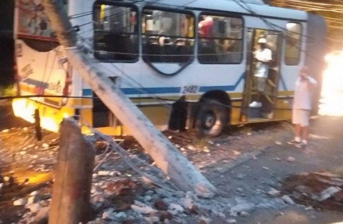 VÍDEO: Acidente com dois ônibus causa congestionamento