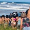VÍDEOS: Duas mulheres amarram crianças em cadeiras de praia para mergulhar e fazer compras, em Cidreira