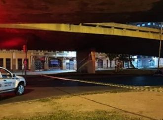 Carro bate em poste embaixo do Viaduto da Conceição e três pessoas morrem. Saiba mais: