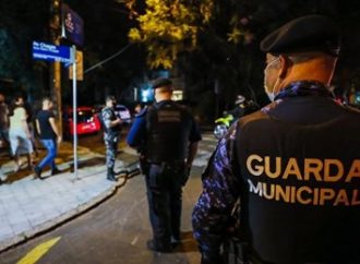 Guarda Municipal dispersa aglomerações e interdita bar na madrugada deste sábado. Saiba mais: