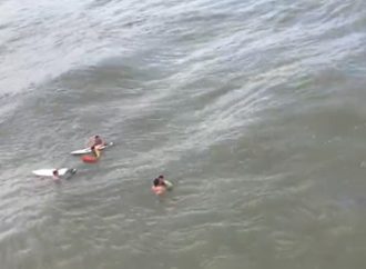 Vídeo: Helicóptero resgata adolescente no mar a mais de 200 metros da costa