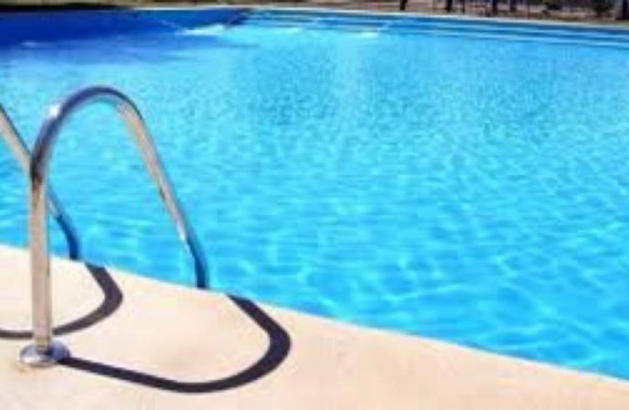 Bebê de 1 ano morre afogado após cair na piscina de casa