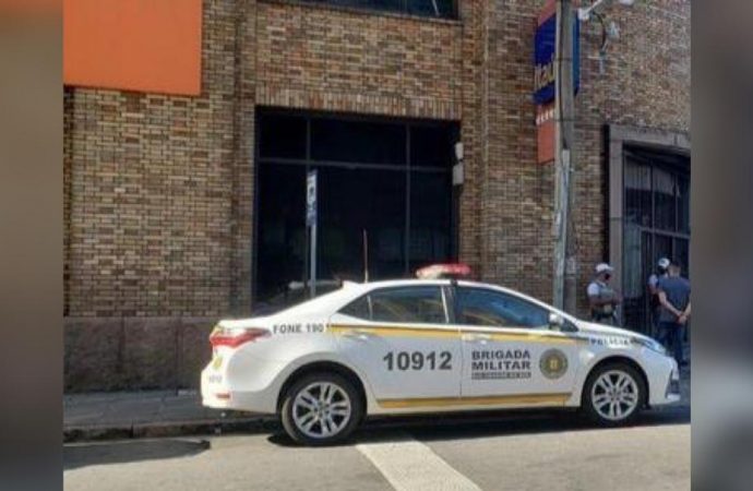 Criminosos assaltam agência bancária no Centro de Porto Alegre