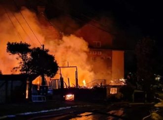 Bombeiros controlam incêndio que atingiu casas em Gramado