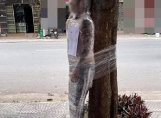 Homem é amarrado em árvore com plástico filme após não pagar por tatuagem