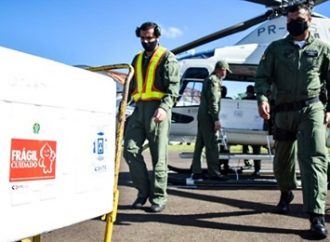 Doses da vacina contra o coronavírus são enviadas para municípios do interior do Rio Grande do Sul.