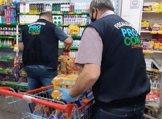 Mercado é flagrado vendendo produtos vencidos