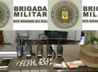 Traficante é preso com drogas e rádios na frequência da Brigada Militar