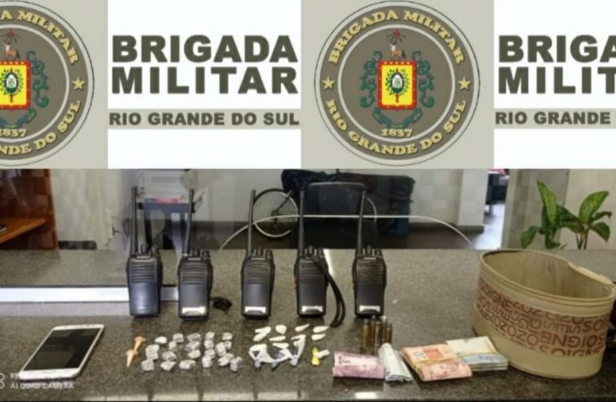 Traficante é preso com drogas e rádios na frequência da Brigada Militar