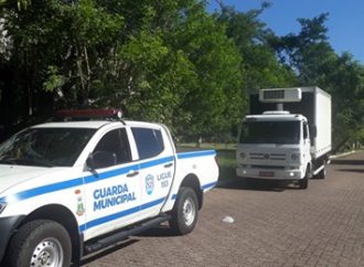 Criminosos roubam carga de frango em Canoas e abandonam caminhão