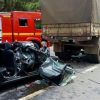 Colisão entre carro e caminhão mata duas pessoas e deixa três feridos