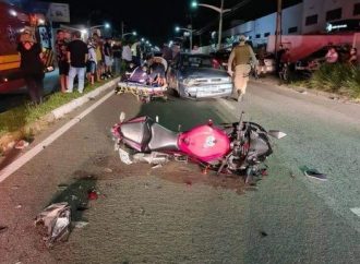 Moto bate em carro que era empurrado na contramão e mulher morre