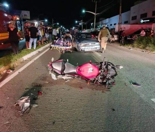 Moto bate em carro que era empurrado na contramão e mulher morre