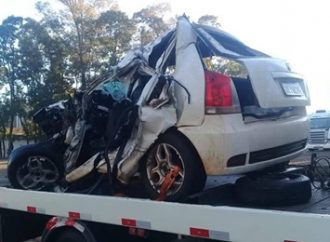 Colisão entre carro e caminhão mata duas pessoas