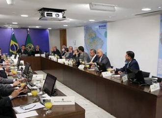 Descontente com Mourão, Bolsonaro exclui o vice-presidente da reunião ministerial. Saiba mais: