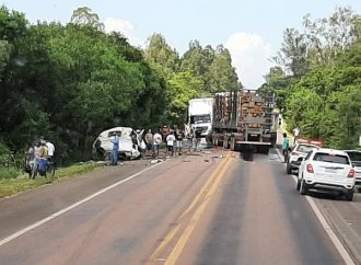 Acidente entre três caminhões deixa um motorista morto