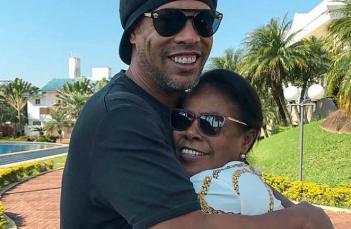 Amigos de Ronaldinho estão preocupados com excesso de festas e bebidas após morte da mãe, diz site. Saiba mais: