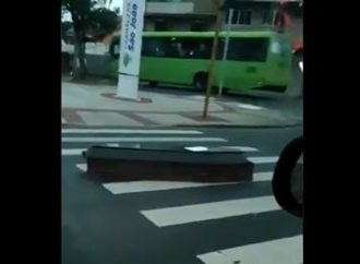 Vídeo: Funerária perde caixão em frente a hospital em Canoas