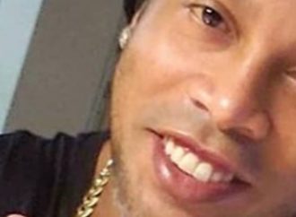 Ronaldinho faz festa durante a pandemia