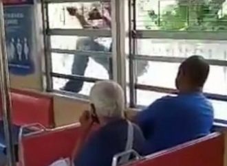 VÍDEO: Homem é assaltado e se dependura nas grades de janela do Trensurb para pegar ladrão