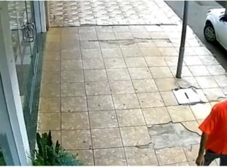 VÍDEO: Homem infectado com covid-19 é preso duas vezes após tentar espalhar o vírus pela cidade