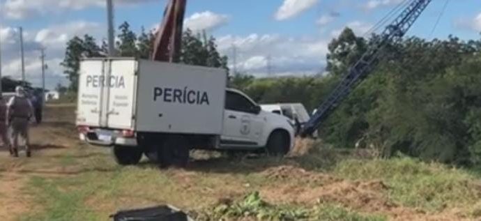 Corpo de mulher é encontrado esquartejado no porta malas de um carro na região metropolitana. Saiba mais: