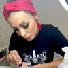 Após se frustrar como pastora, Andressa Urach vira manicure.  Saiba mais: